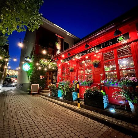 Shoemaker Irish Pub & Accommodation キェルツェ エクステリア 写真