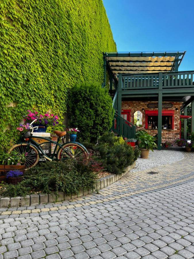 Shoemaker Irish Pub & Accommodation キェルツェ エクステリア 写真