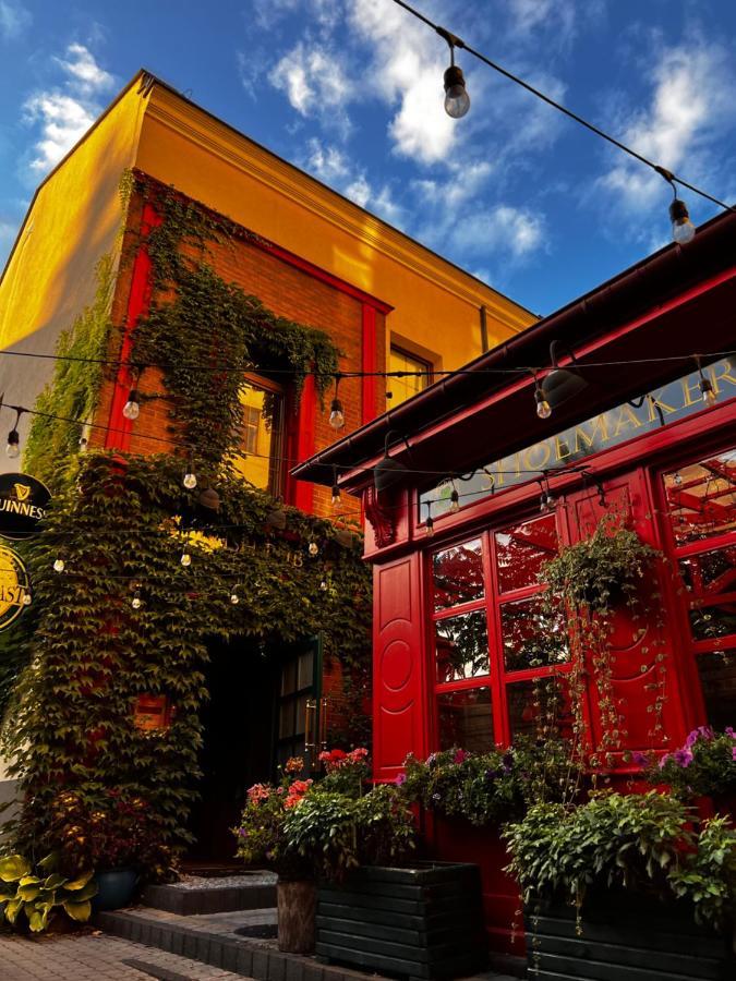Shoemaker Irish Pub & Accommodation キェルツェ エクステリア 写真