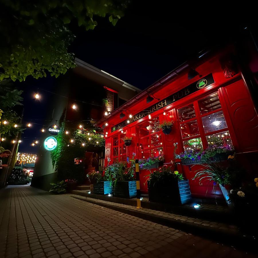 Shoemaker Irish Pub & Accommodation キェルツェ エクステリア 写真