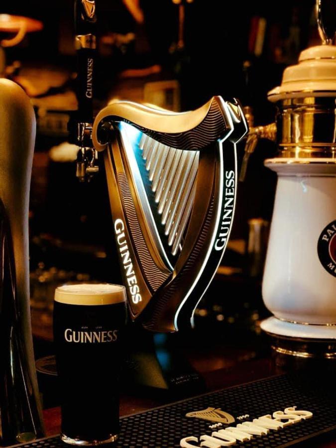 Shoemaker Irish Pub & Accommodation キェルツェ エクステリア 写真