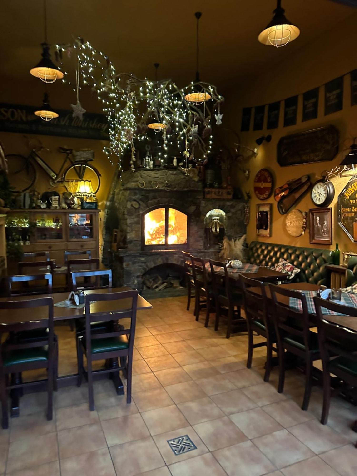 Shoemaker Irish Pub & Accommodation キェルツェ エクステリア 写真