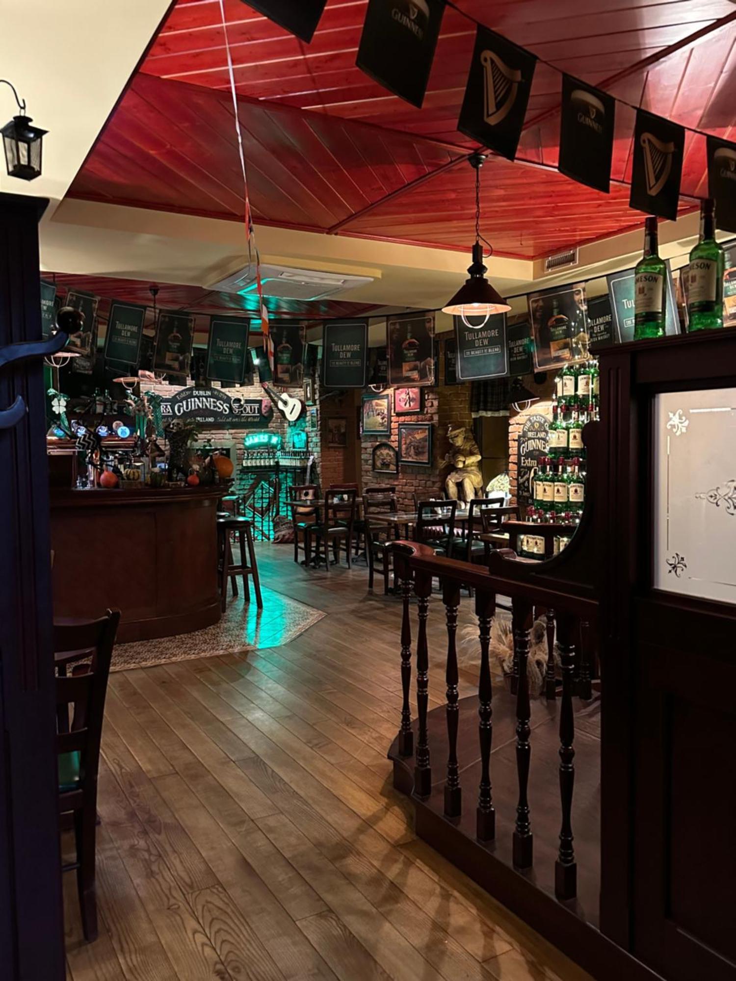 Shoemaker Irish Pub & Accommodation キェルツェ エクステリア 写真