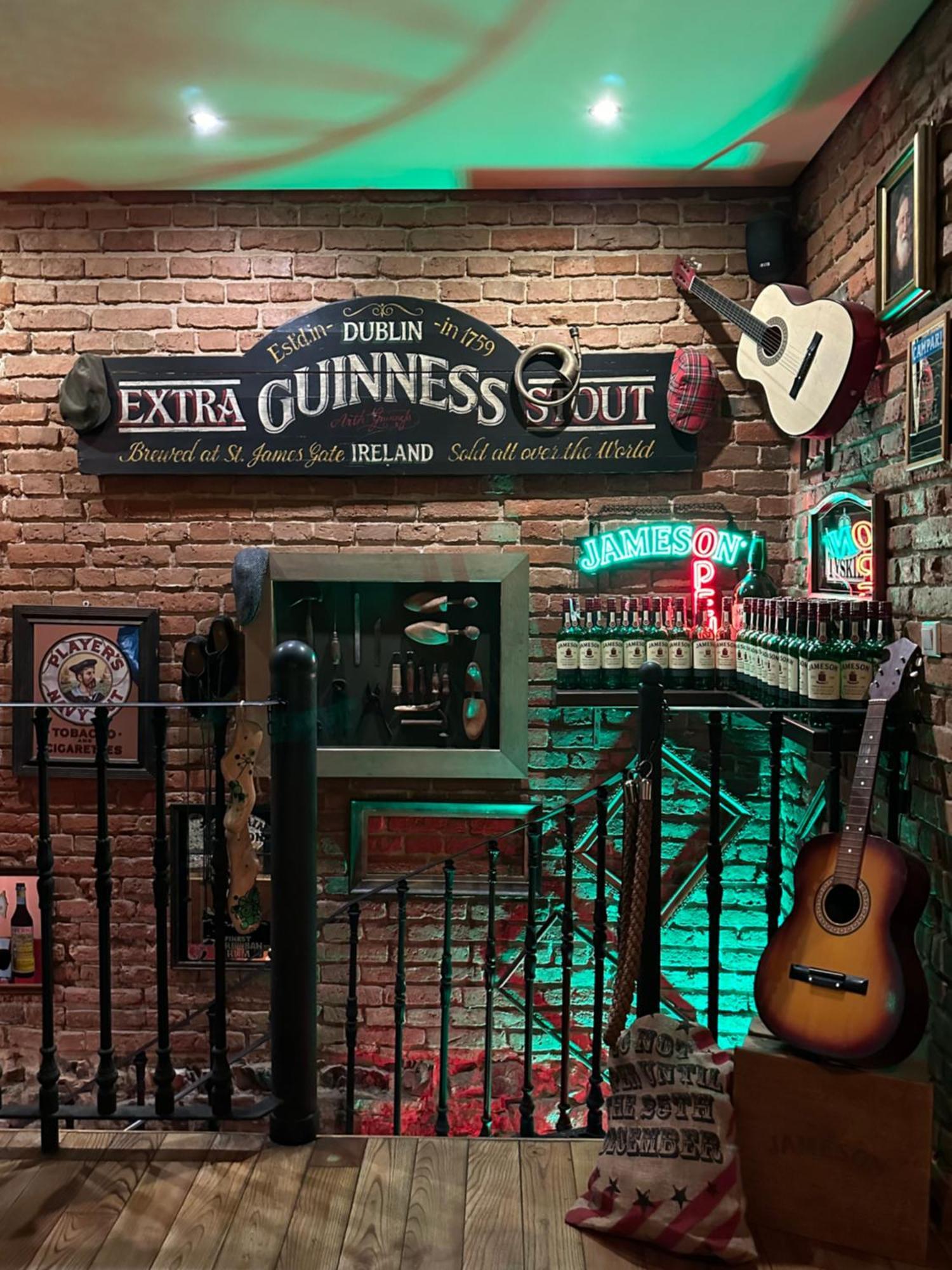 Shoemaker Irish Pub & Accommodation キェルツェ エクステリア 写真
