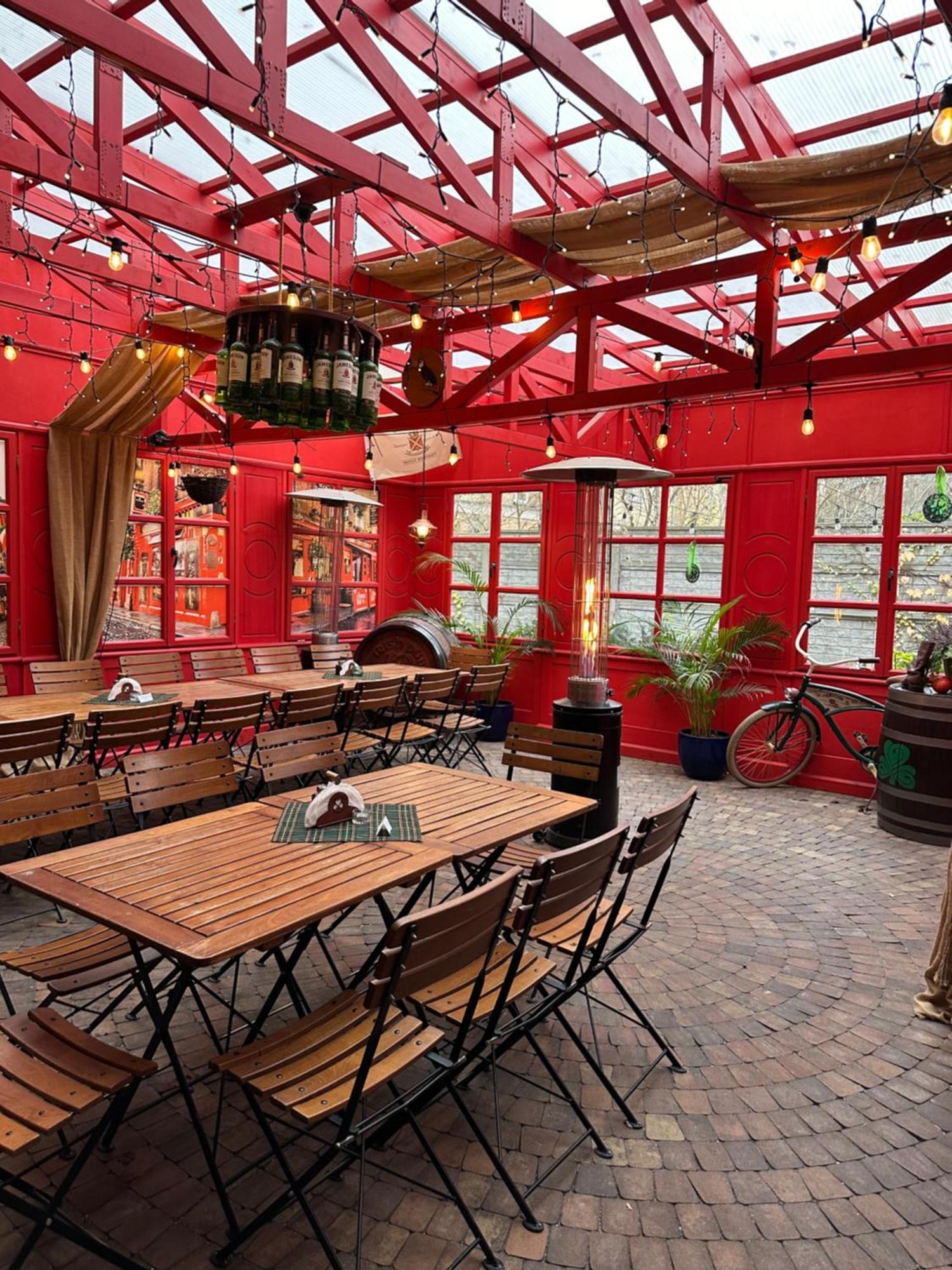 Shoemaker Irish Pub & Accommodation キェルツェ エクステリア 写真