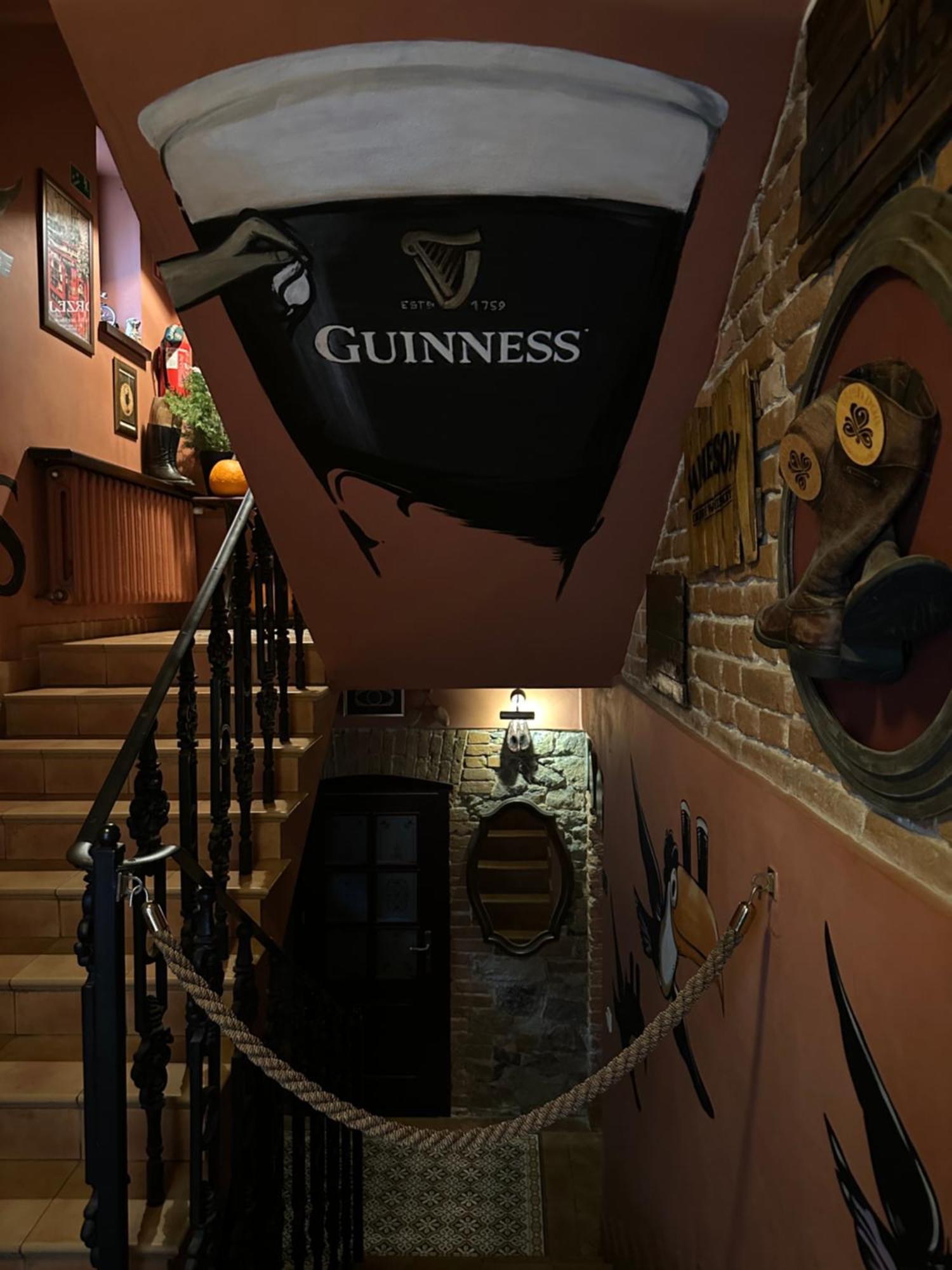 Shoemaker Irish Pub & Accommodation キェルツェ エクステリア 写真