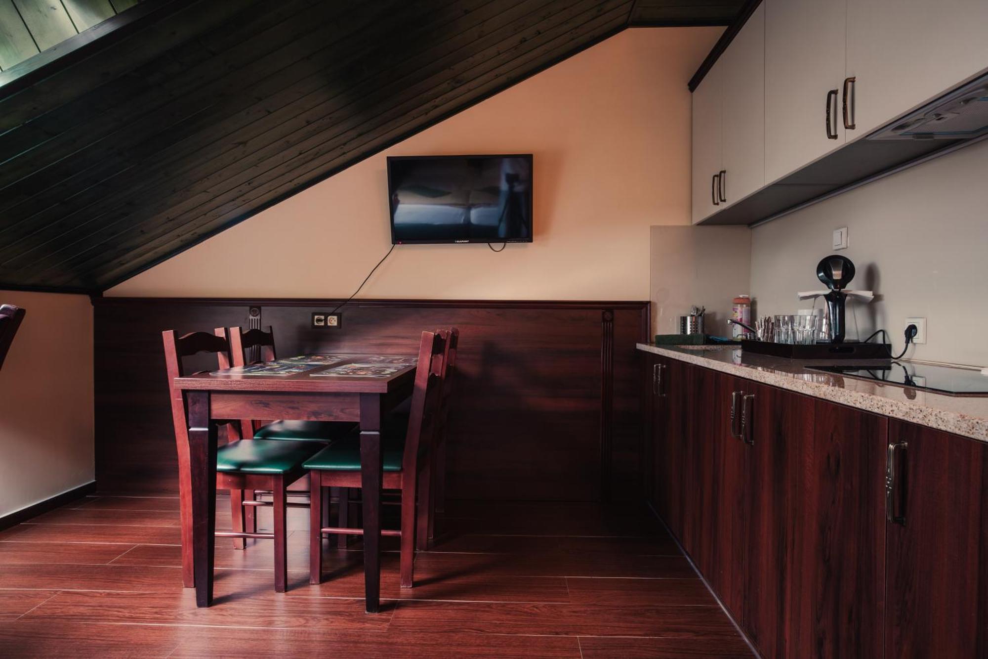 Shoemaker Irish Pub & Accommodation キェルツェ エクステリア 写真
