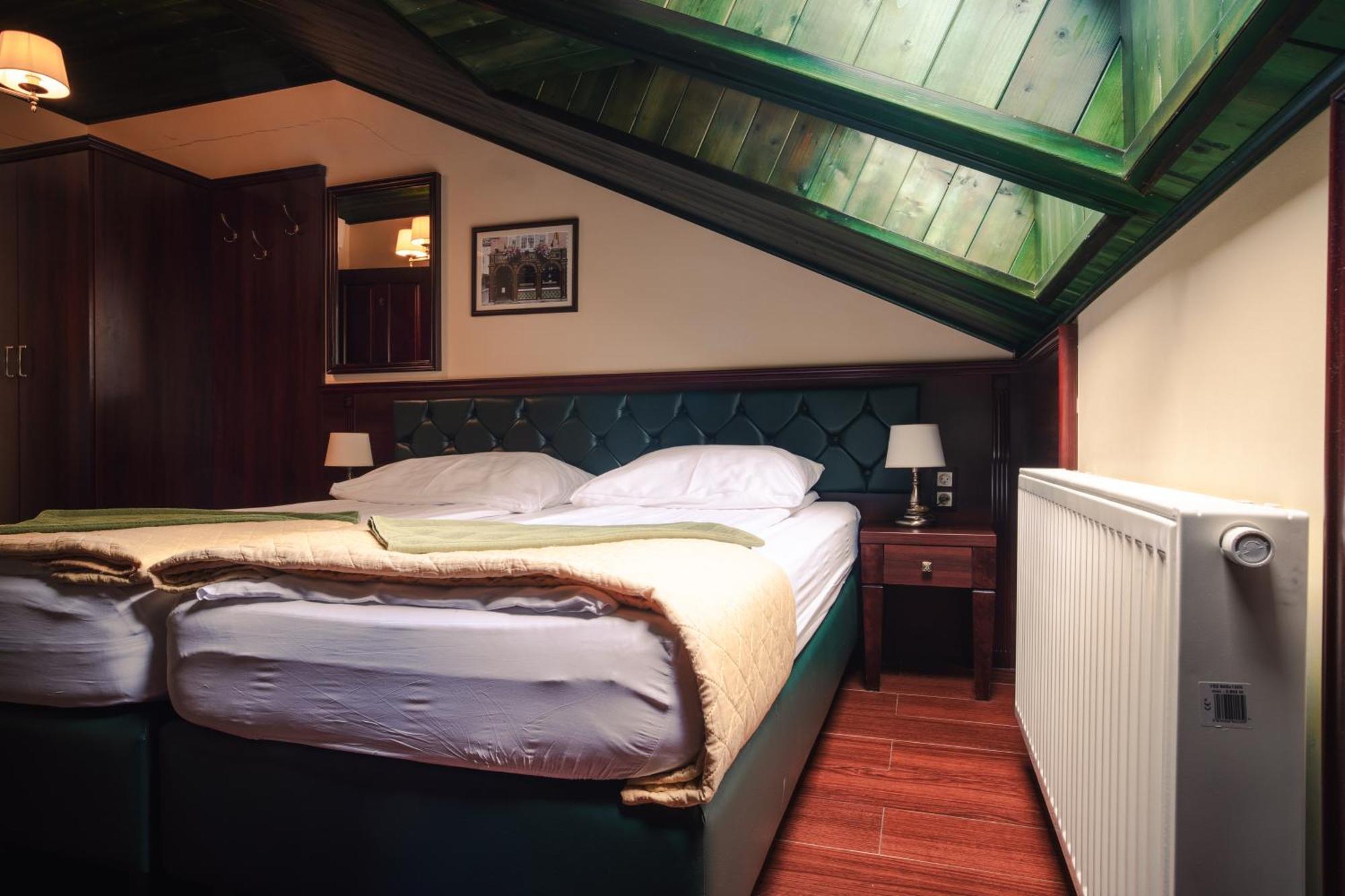 Shoemaker Irish Pub & Accommodation キェルツェ エクステリア 写真