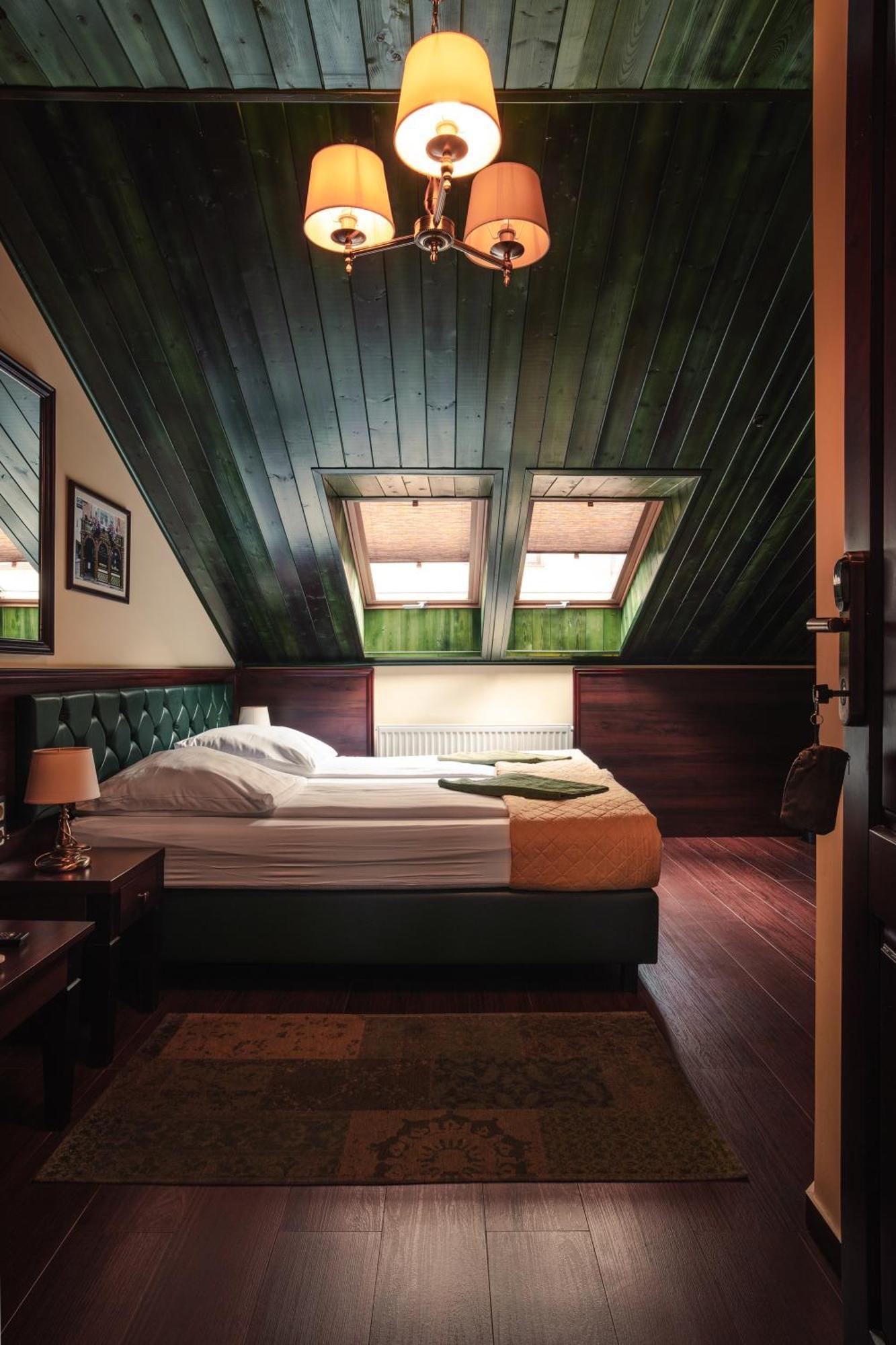 Shoemaker Irish Pub & Accommodation キェルツェ エクステリア 写真