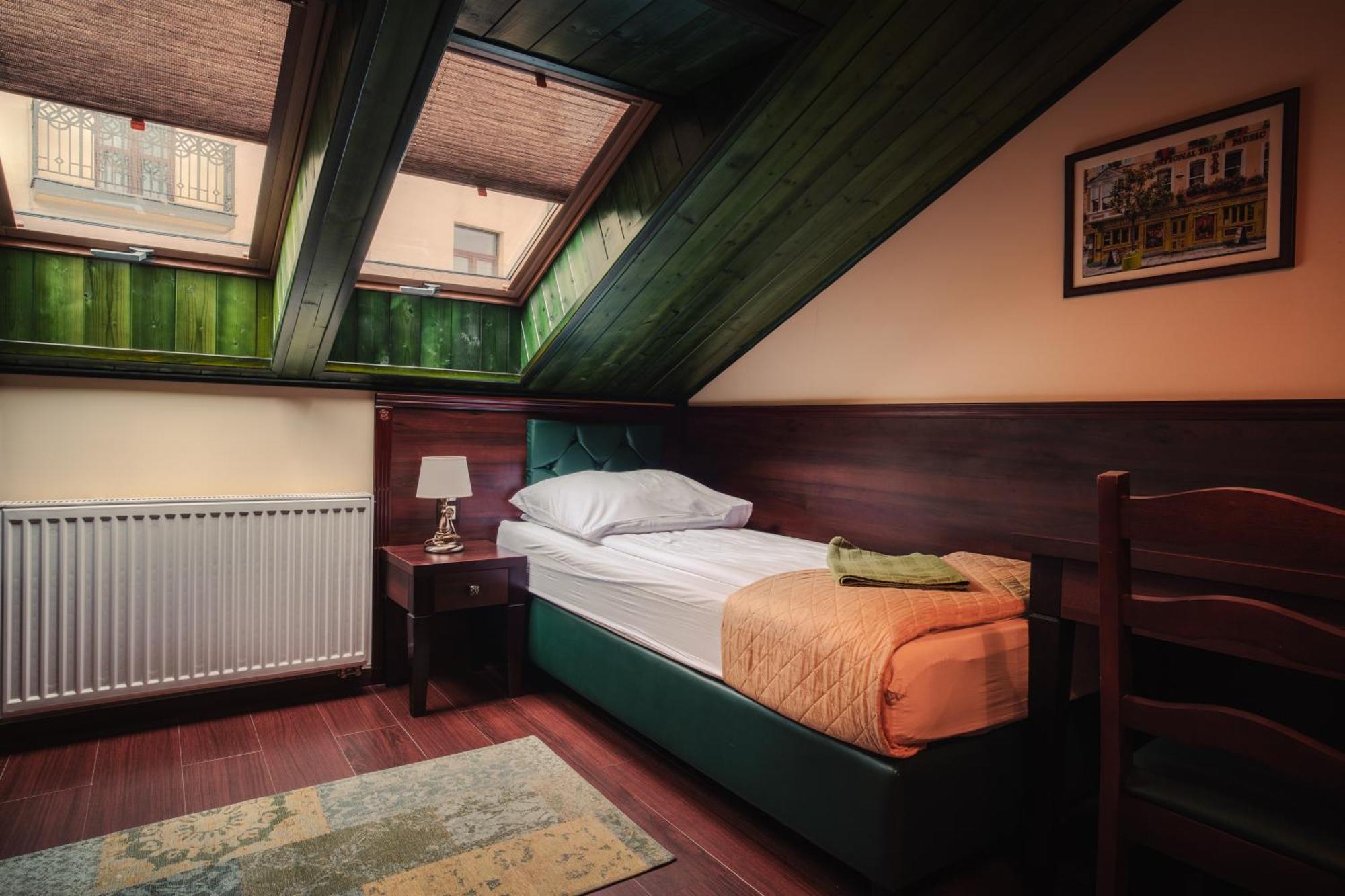 Shoemaker Irish Pub & Accommodation キェルツェ エクステリア 写真