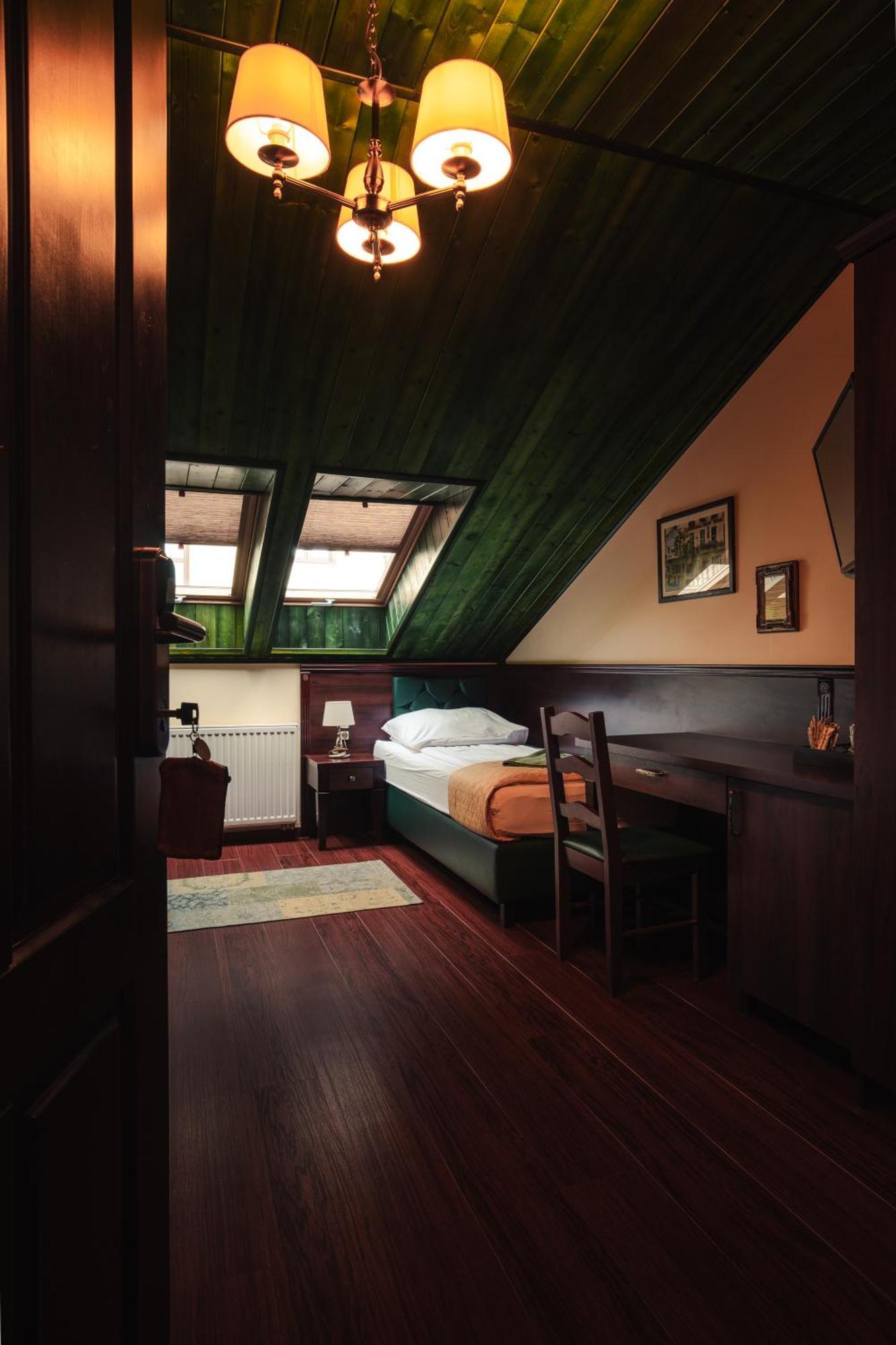 Shoemaker Irish Pub & Accommodation キェルツェ エクステリア 写真