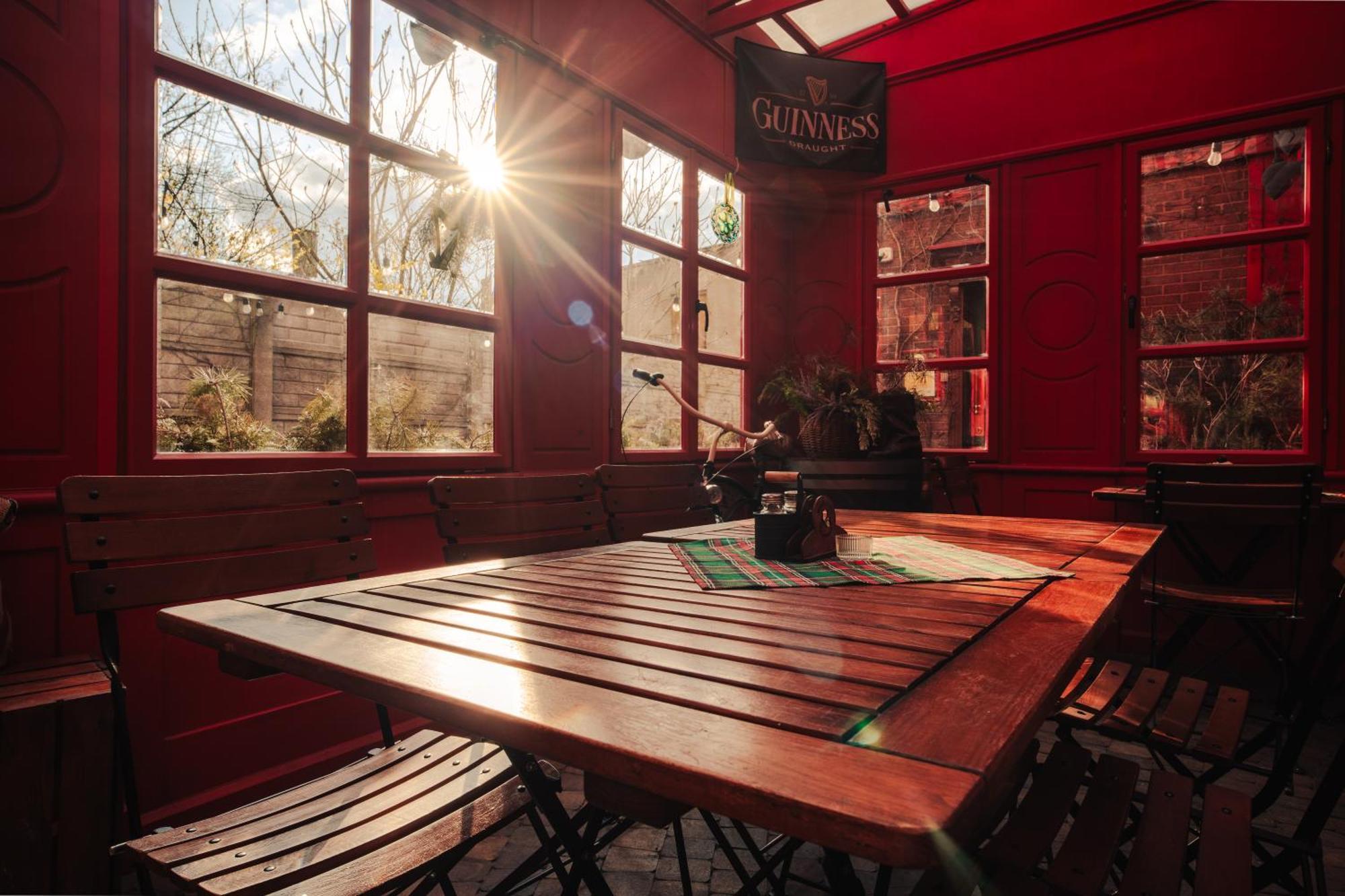 Shoemaker Irish Pub & Accommodation キェルツェ エクステリア 写真
