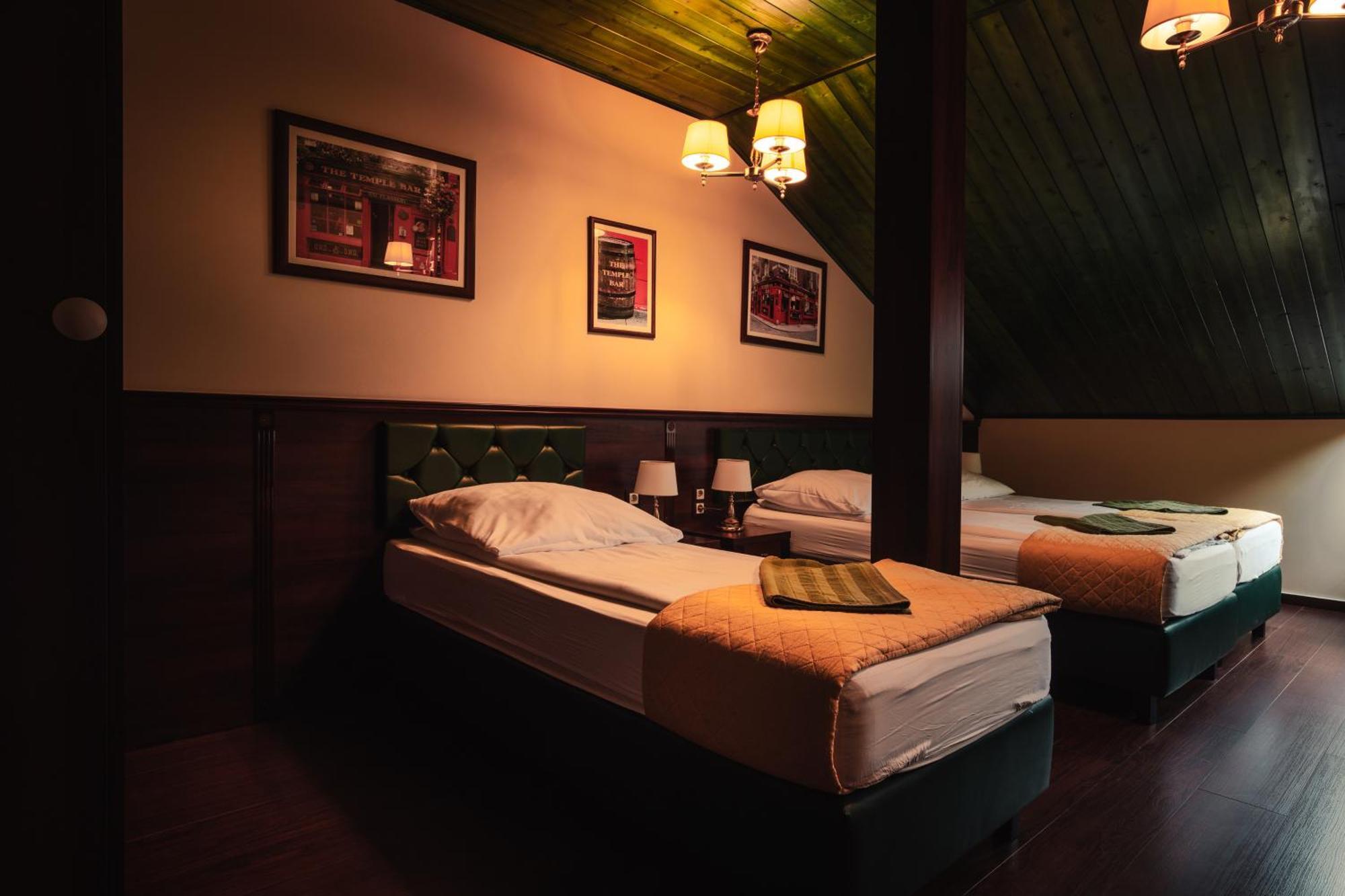 Shoemaker Irish Pub & Accommodation キェルツェ エクステリア 写真