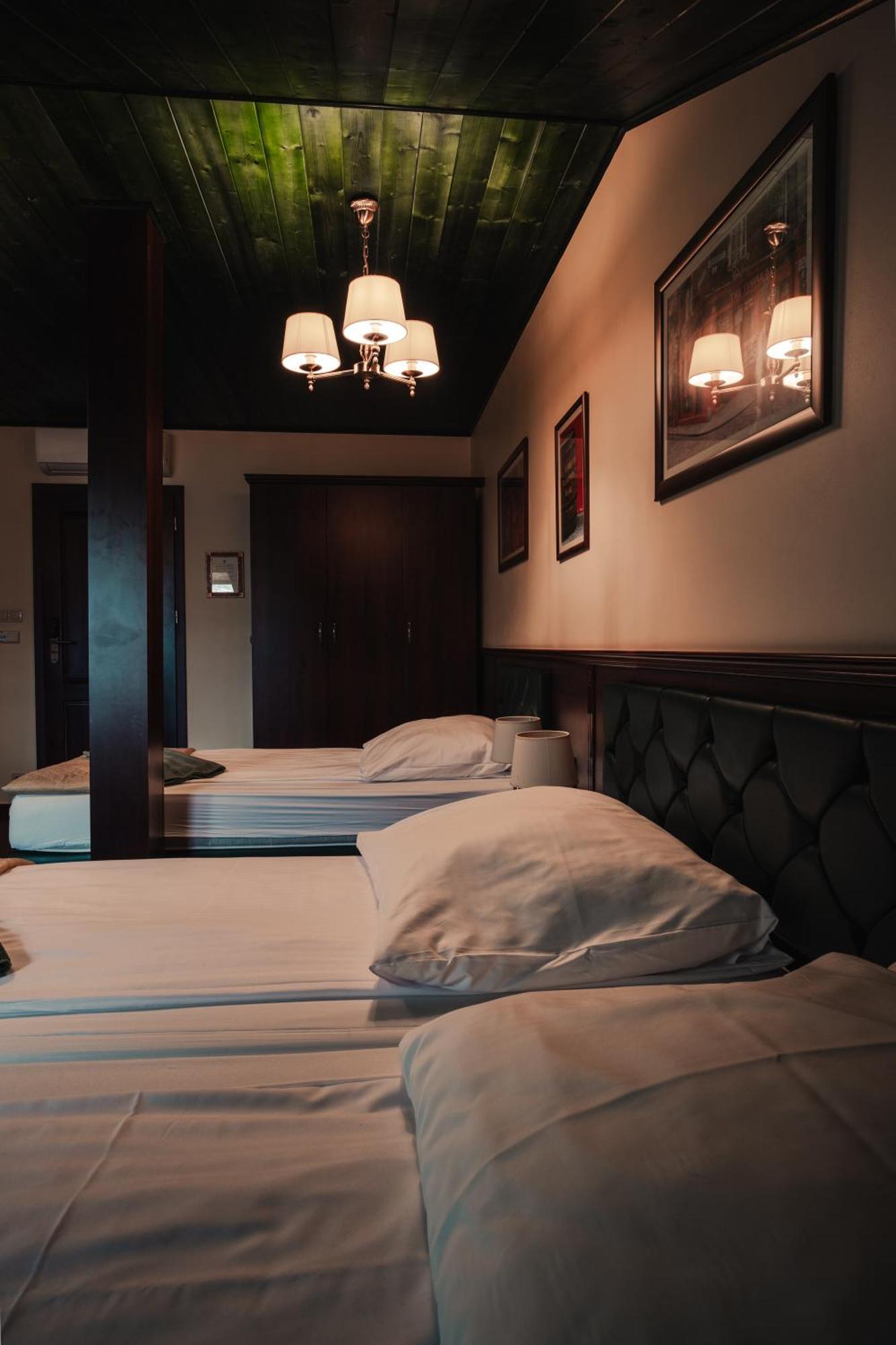 Shoemaker Irish Pub & Accommodation キェルツェ エクステリア 写真