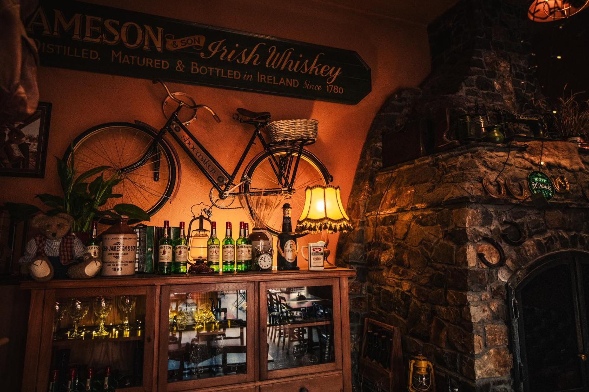 Shoemaker Irish Pub & Accommodation キェルツェ エクステリア 写真
