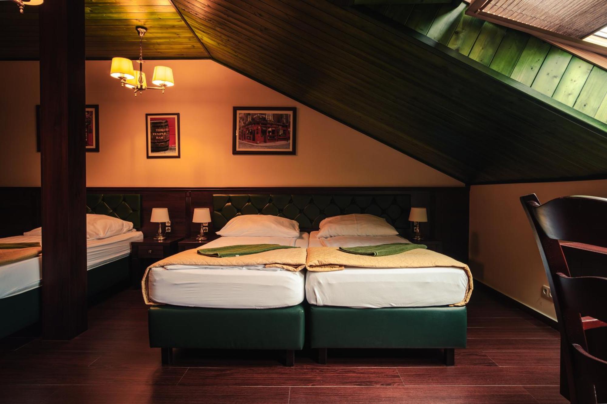 Shoemaker Irish Pub & Accommodation キェルツェ エクステリア 写真