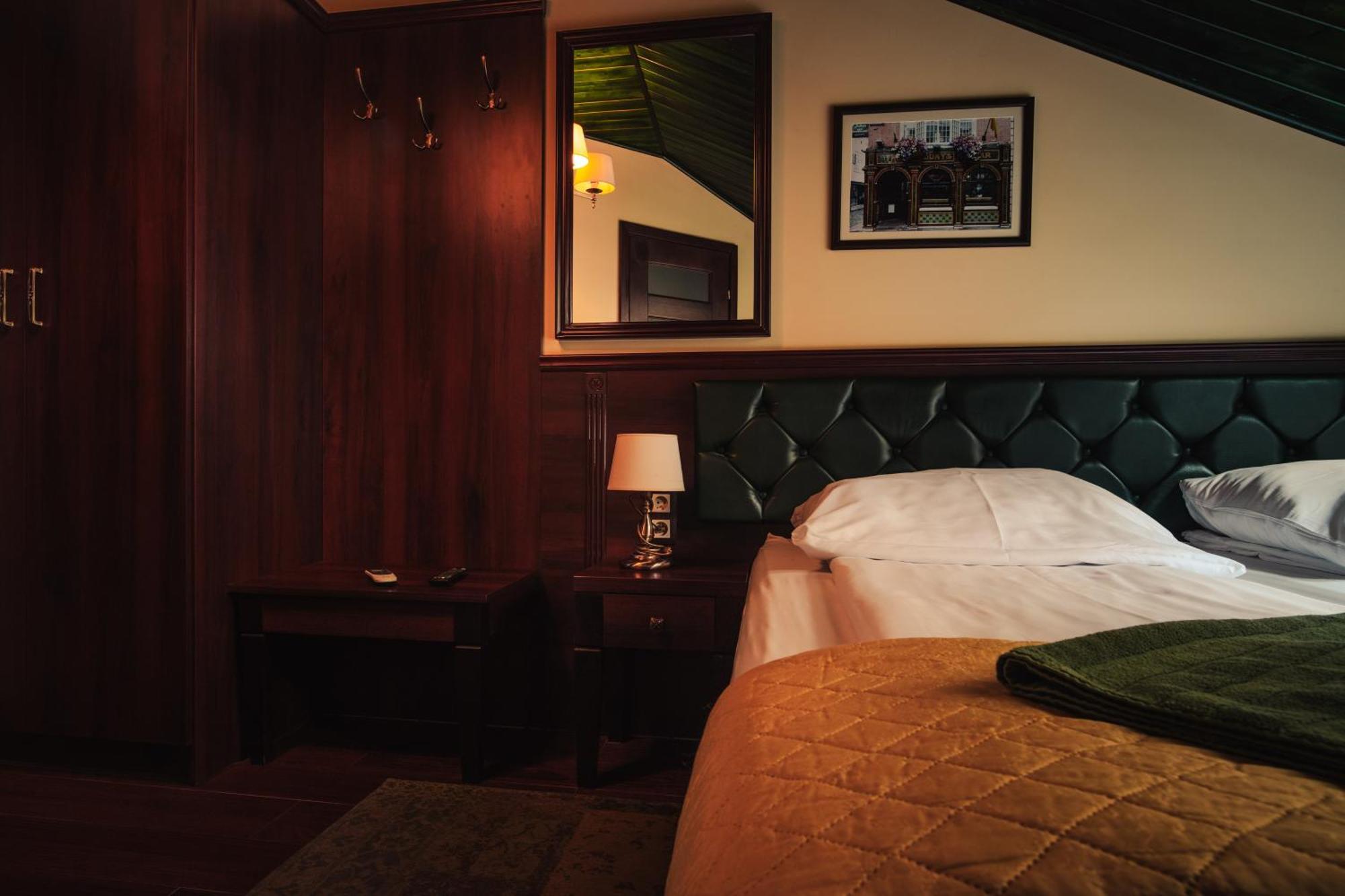 Shoemaker Irish Pub & Accommodation キェルツェ エクステリア 写真
