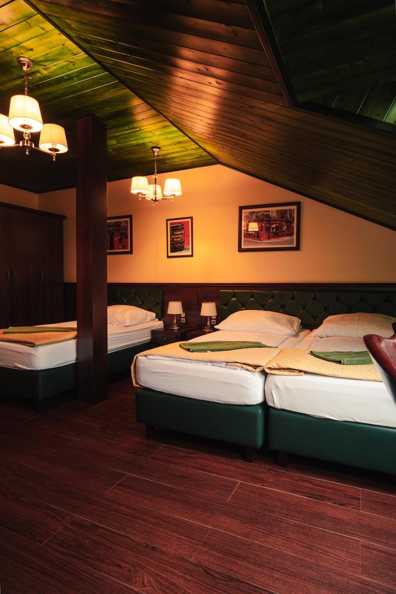 Shoemaker Irish Pub & Accommodation キェルツェ エクステリア 写真