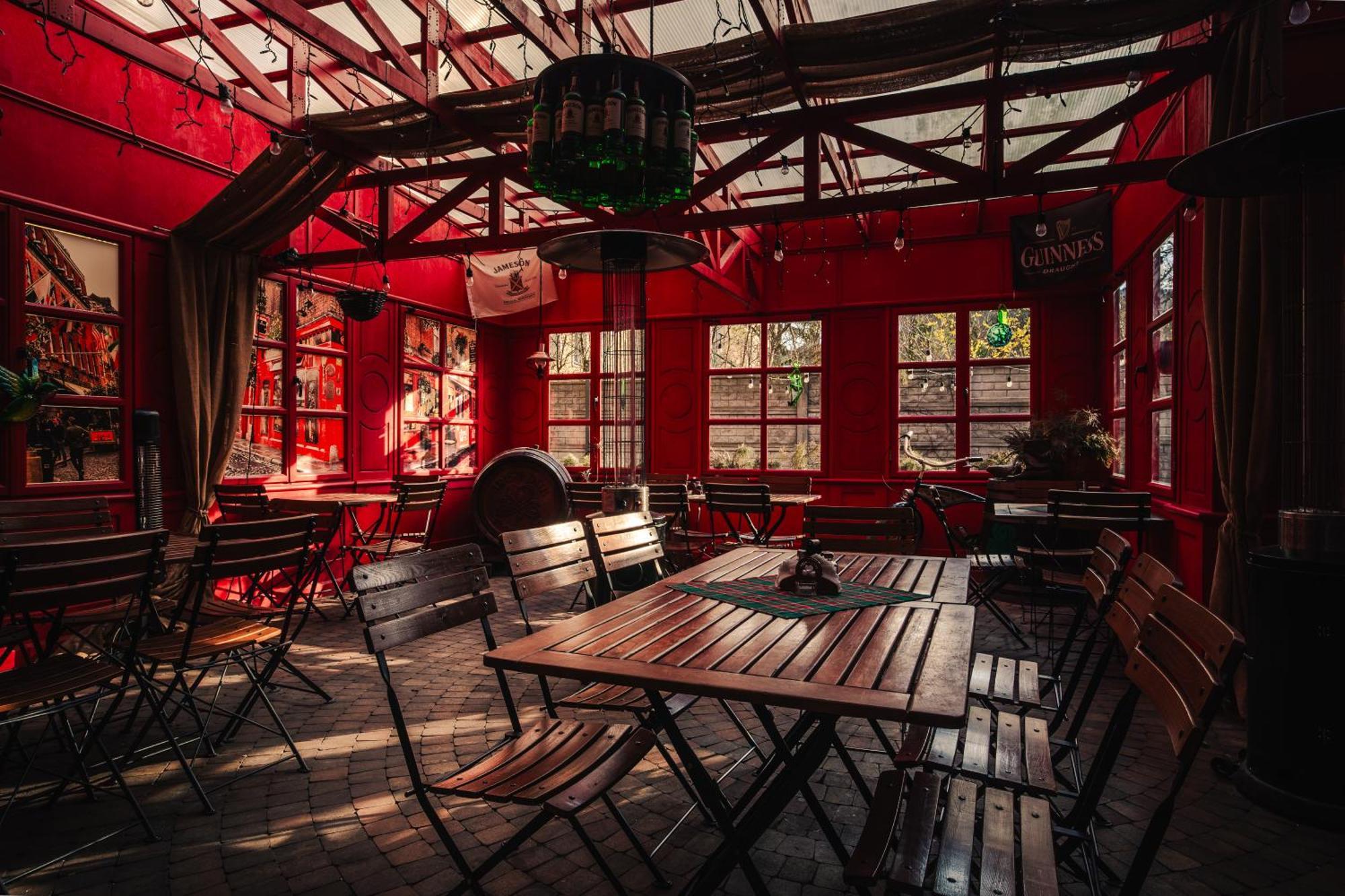 Shoemaker Irish Pub & Accommodation キェルツェ エクステリア 写真