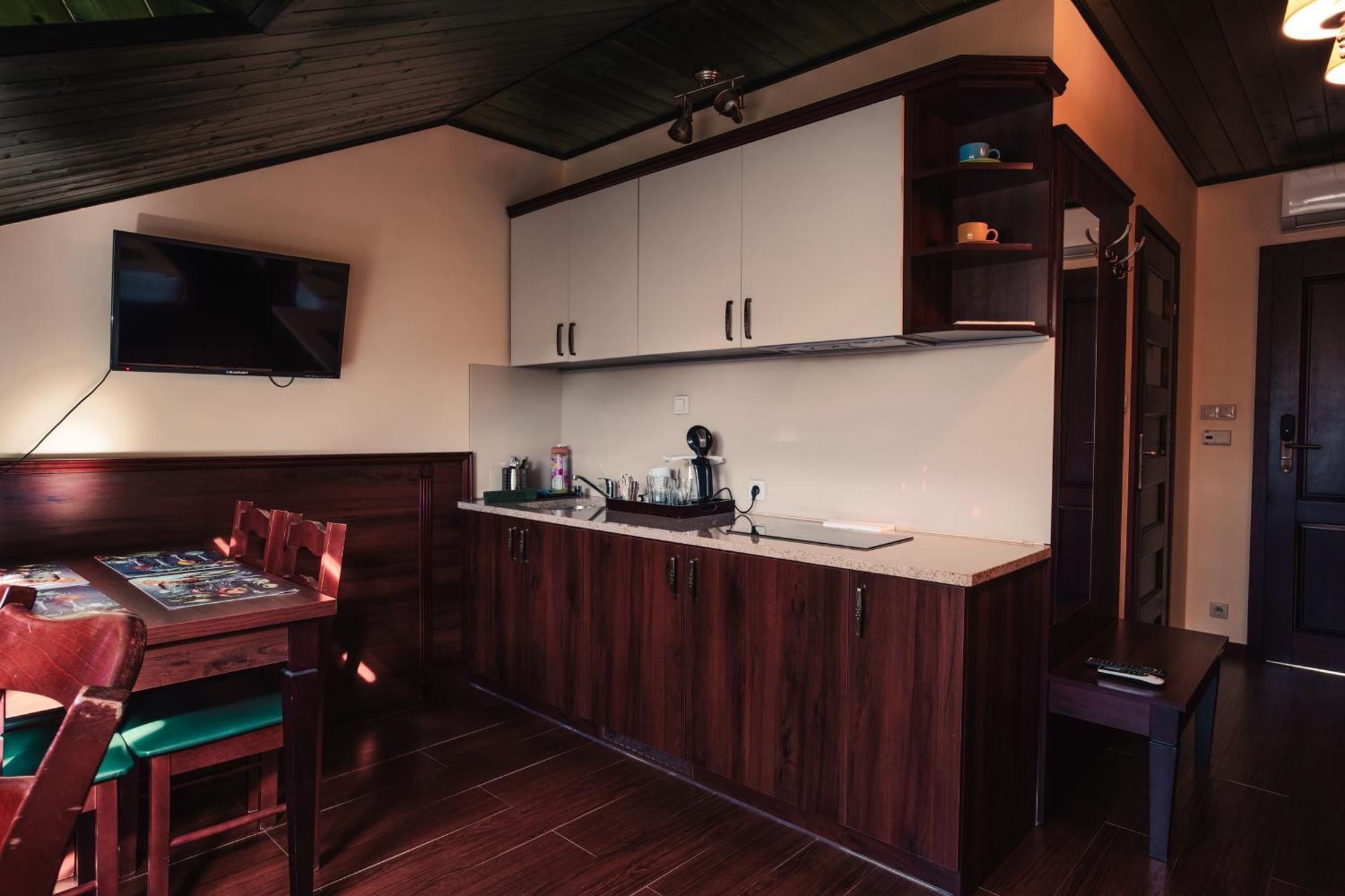 Shoemaker Irish Pub & Accommodation キェルツェ エクステリア 写真