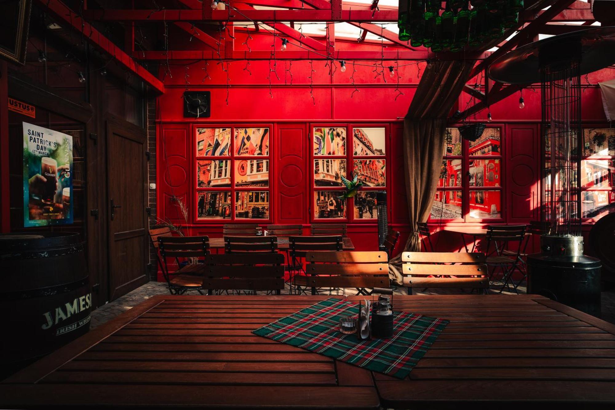 Shoemaker Irish Pub & Accommodation キェルツェ エクステリア 写真