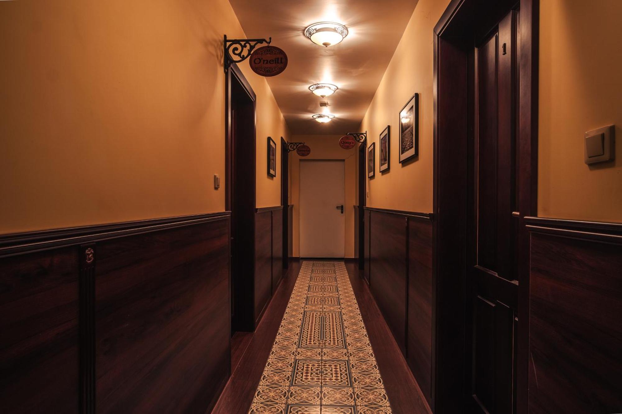 Shoemaker Irish Pub & Accommodation キェルツェ エクステリア 写真