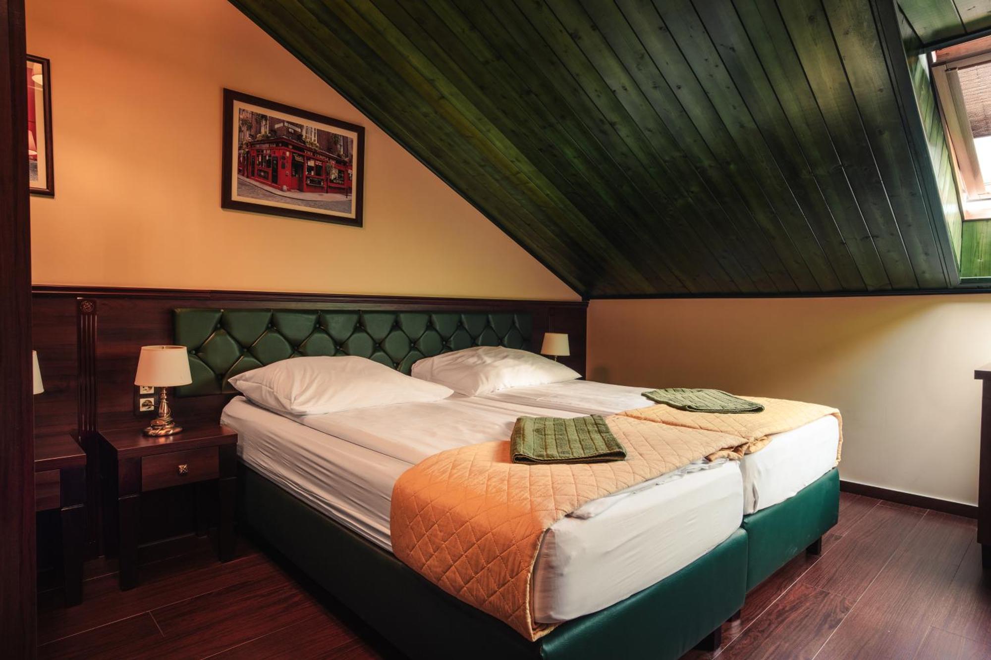 Shoemaker Irish Pub & Accommodation キェルツェ エクステリア 写真
