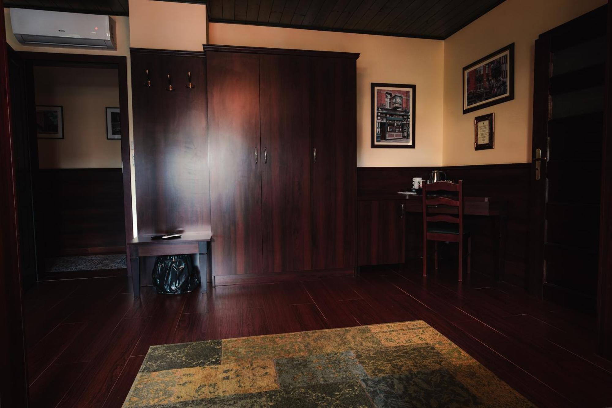 Shoemaker Irish Pub & Accommodation キェルツェ エクステリア 写真