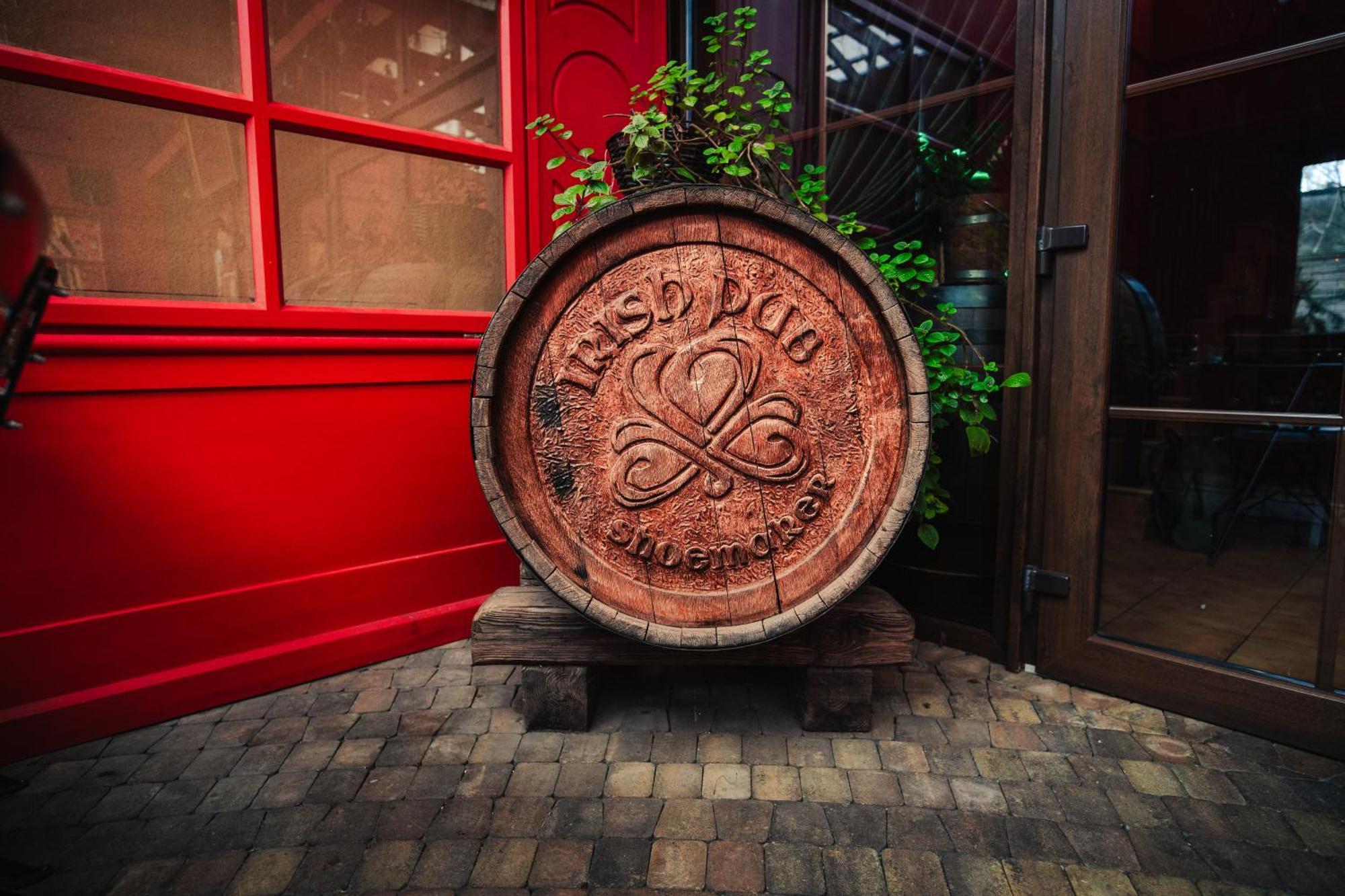 Shoemaker Irish Pub & Accommodation キェルツェ エクステリア 写真