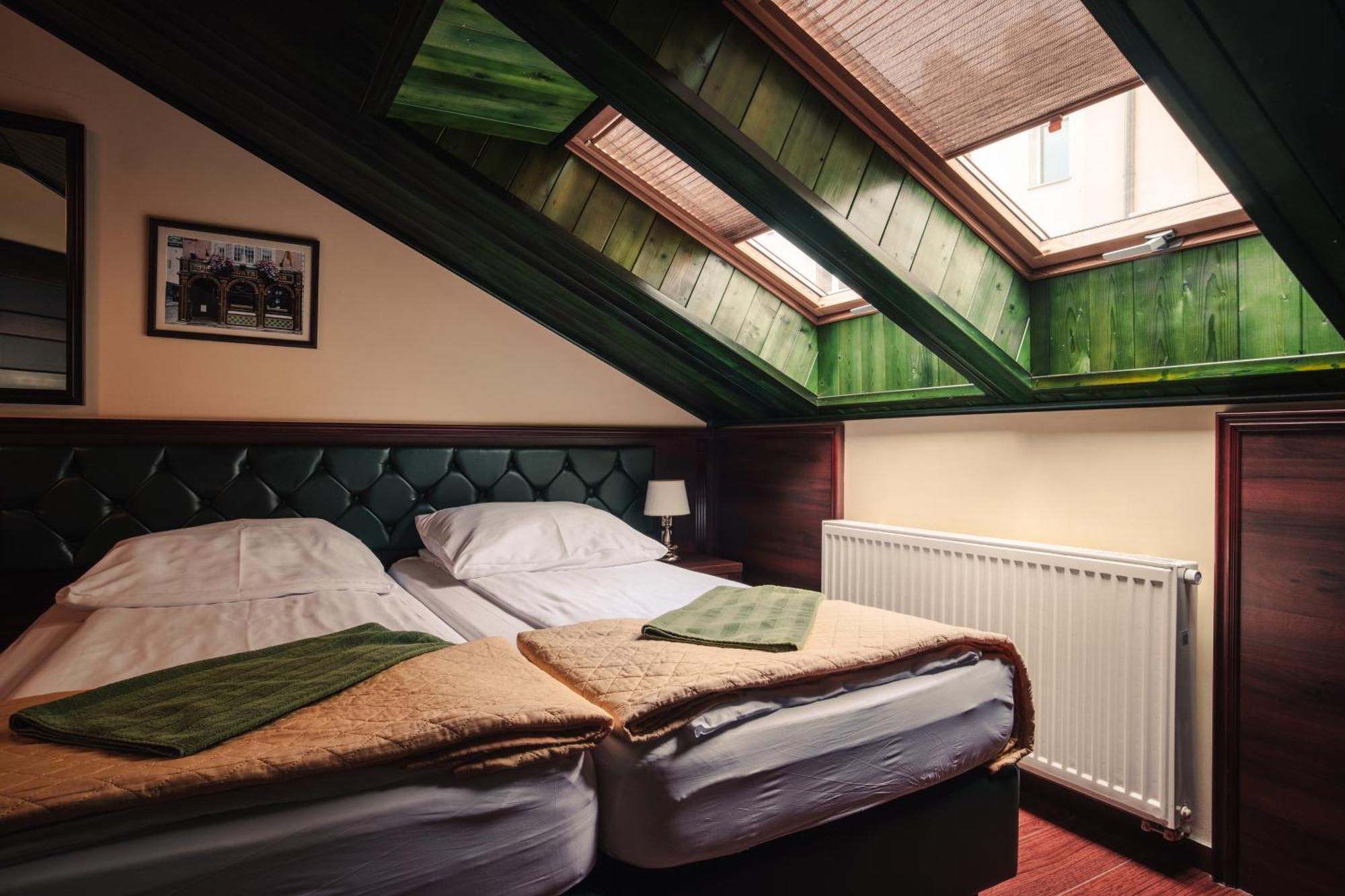 Shoemaker Irish Pub & Accommodation キェルツェ エクステリア 写真